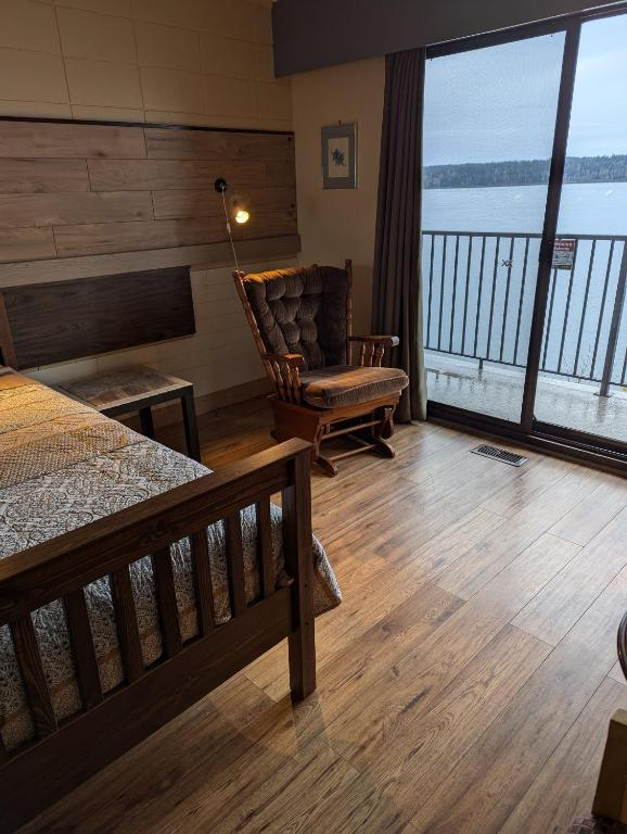 Oceanfront King Room with Private Balcony 2nd Floor - Photo 14